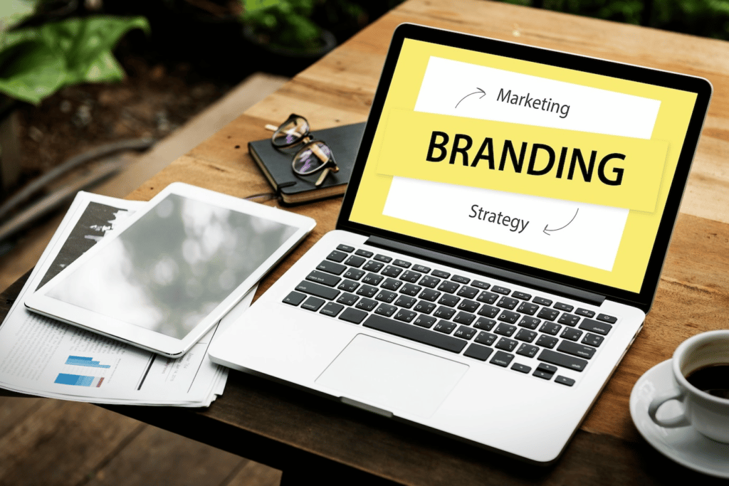 ข้อความ Marketing Branding Strategy บนจอโน้ตบุ๊ค