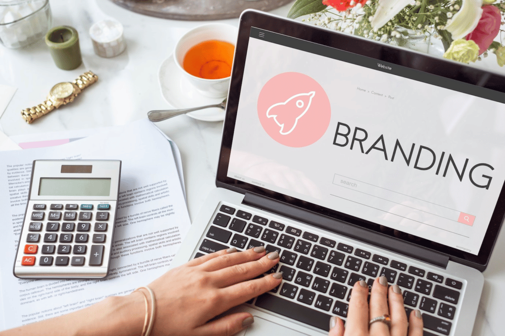 หน้าจอโน๊ตบุ๊กแสดงคำว่า Branding