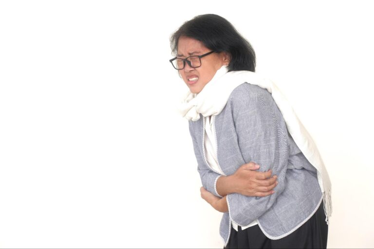 ปวดท้องข้างซ้าย บอกโรคอะไร? สาเหตุ อาการที่ไม่ควรมองข้าม